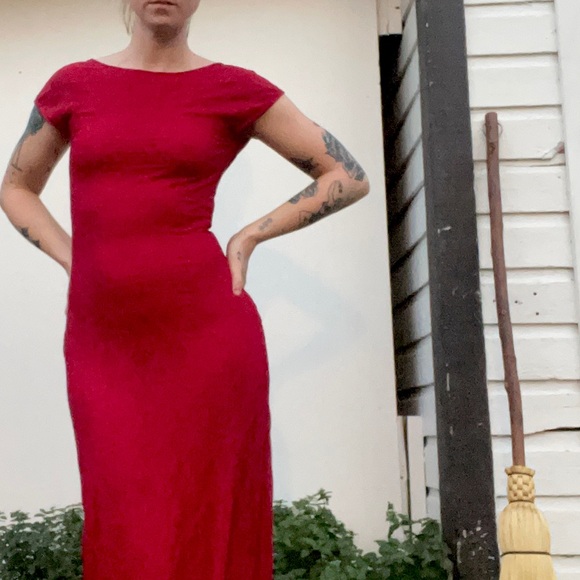 Low back red dress - Picture 2 of 4
